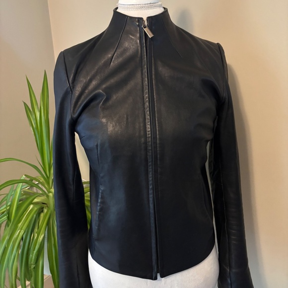 Ladies fitted leather jacket - Picture 2 of 3